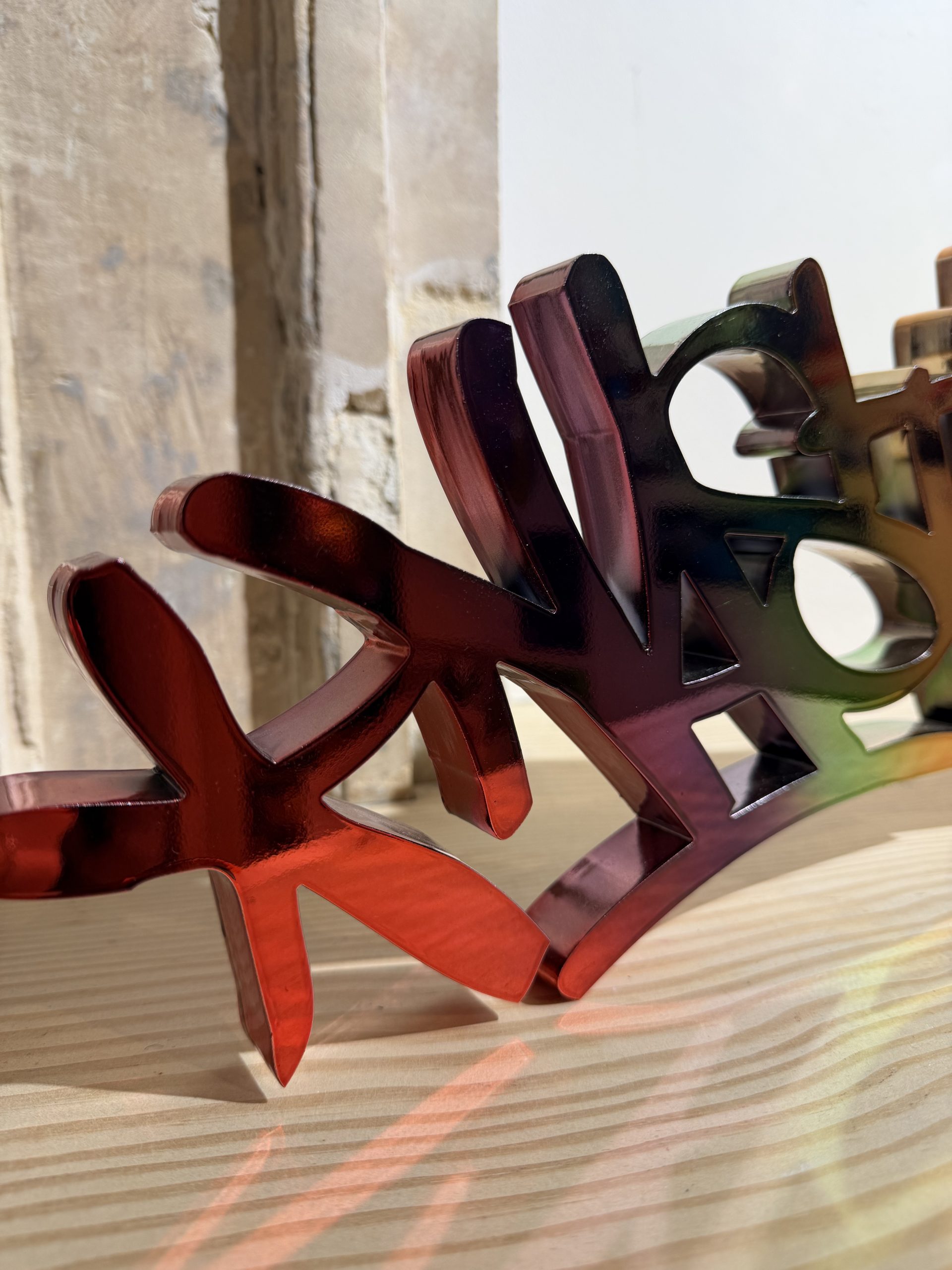 Rainbow Handstyle sculture – Image 4